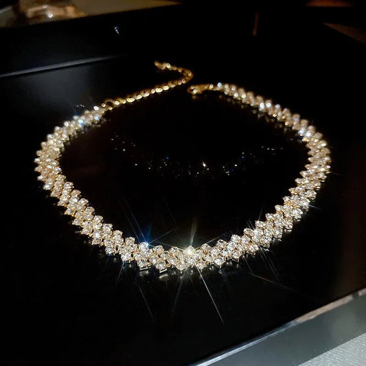 Collier ras du cou de luxe brillant avec strass pour femmes.