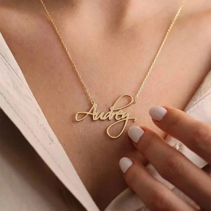 Collier avec lettre de nom personnalisé Pendentif simple en acier inoxydable personnalisé Chaîne de clavicule Bijoux pour femmes